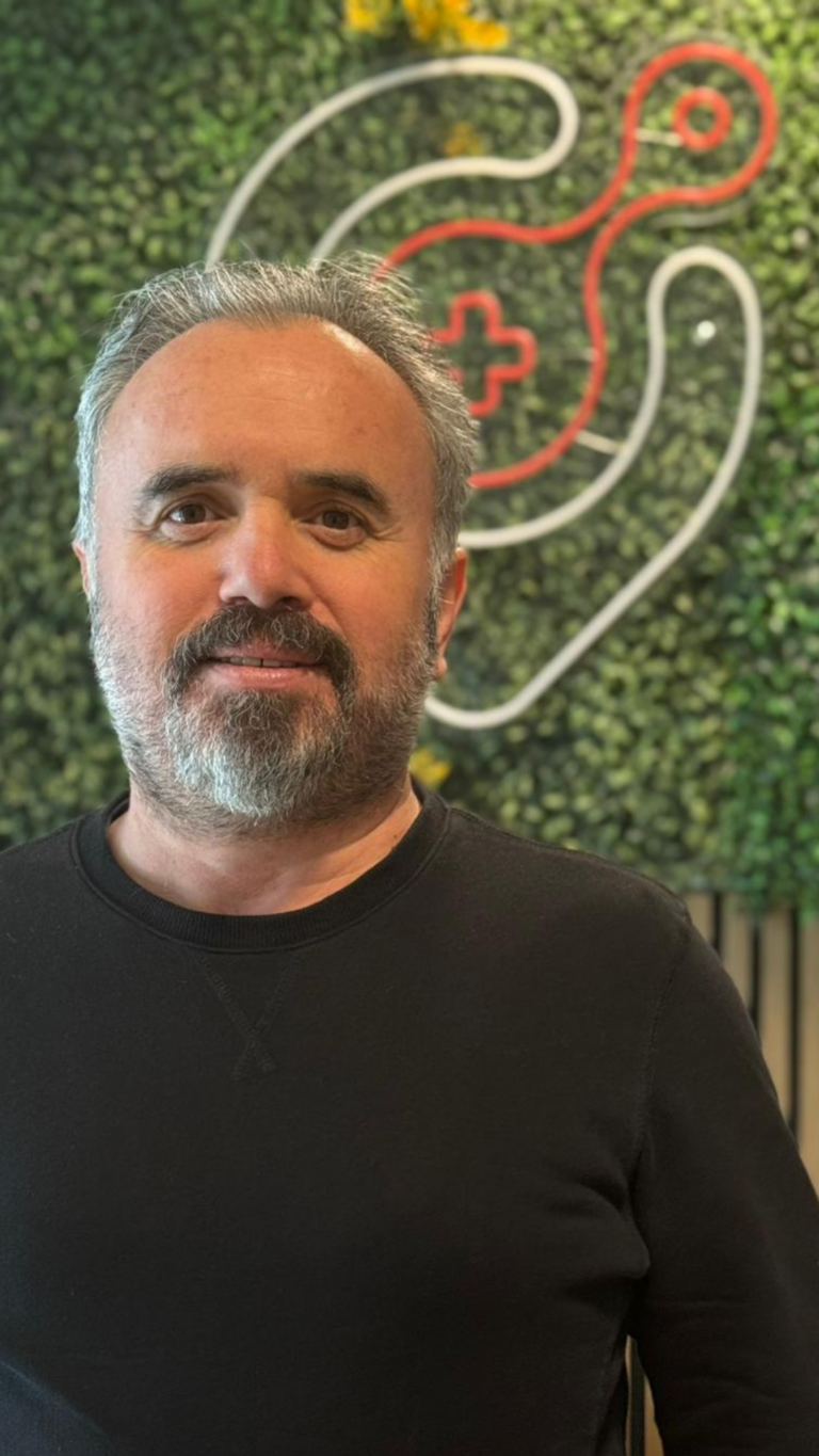 Mann vor grüner Wand mit Stethoskop-Kunst